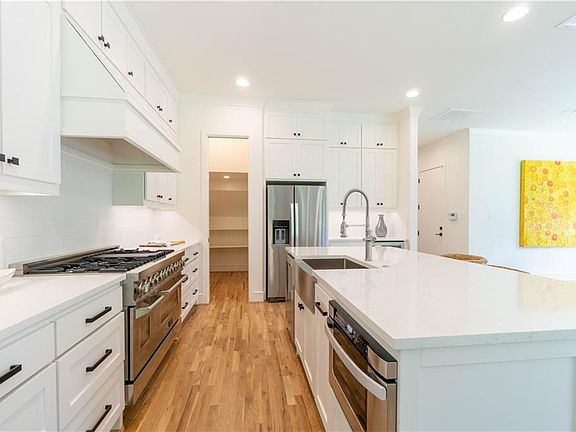 4th image of 8707 San Leandro Dr