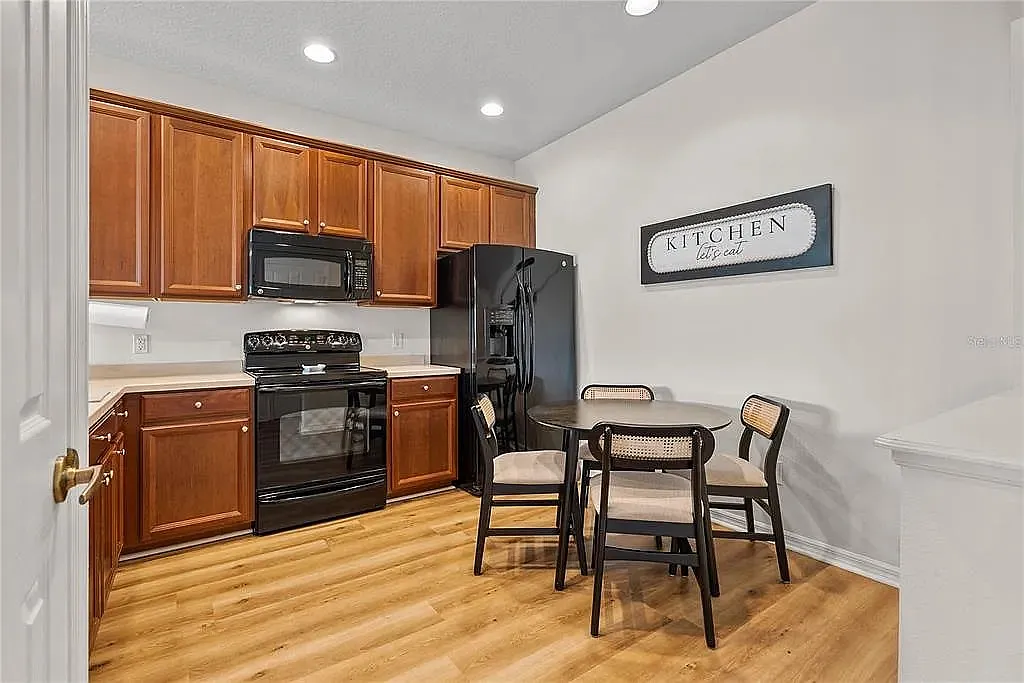 3 bed, 1336 sqft, $2,300 — Photo 2