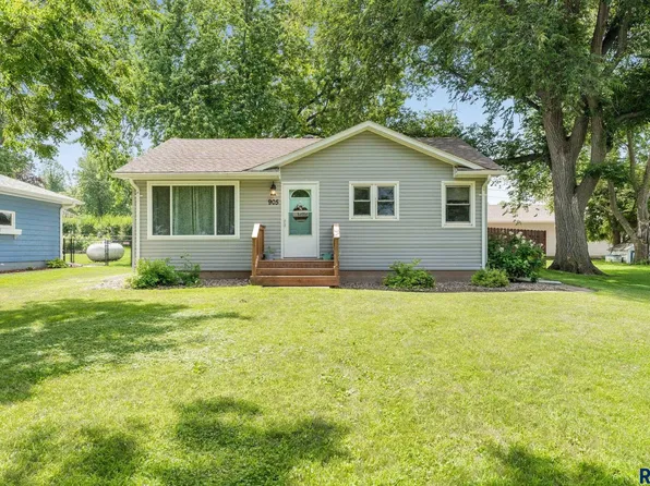 905 4th St, Garretson, SD 57030