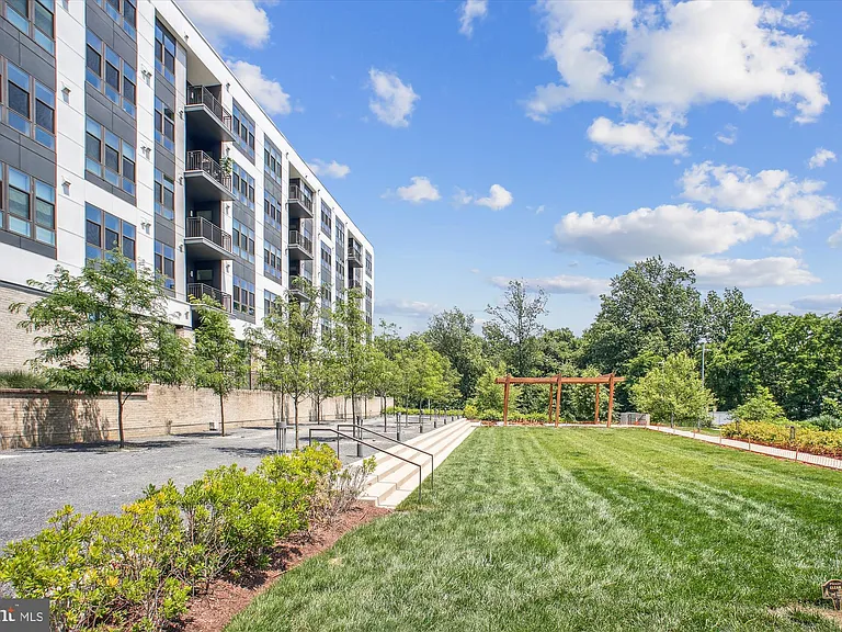 1761 Old Meadow Rd #106 — Photo 43