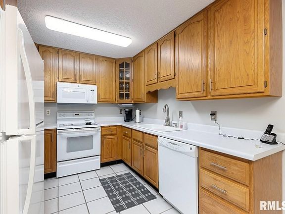 3rd image of 2878 S Hampton Dr