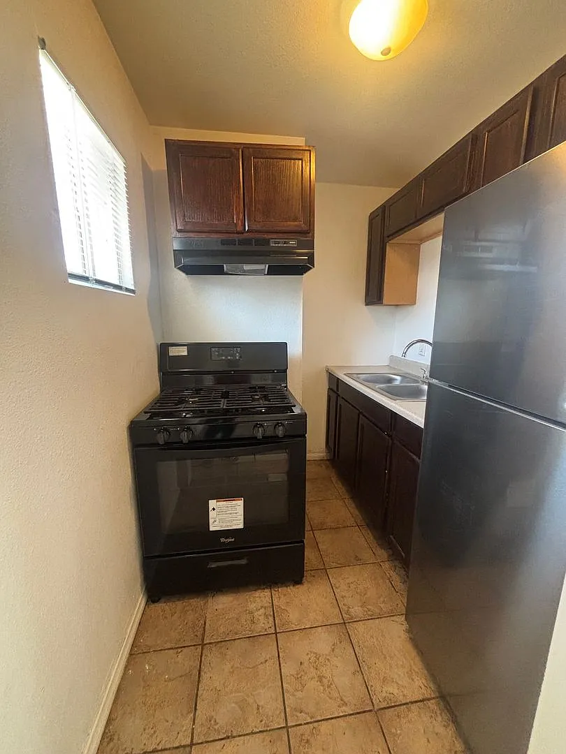 702 Adams Ave — Photo 3