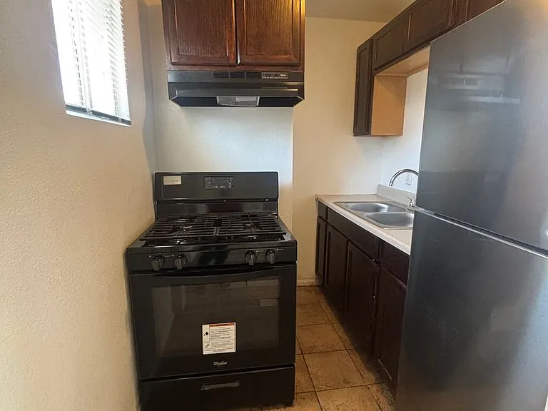 702 Adams Ave — Photo 3