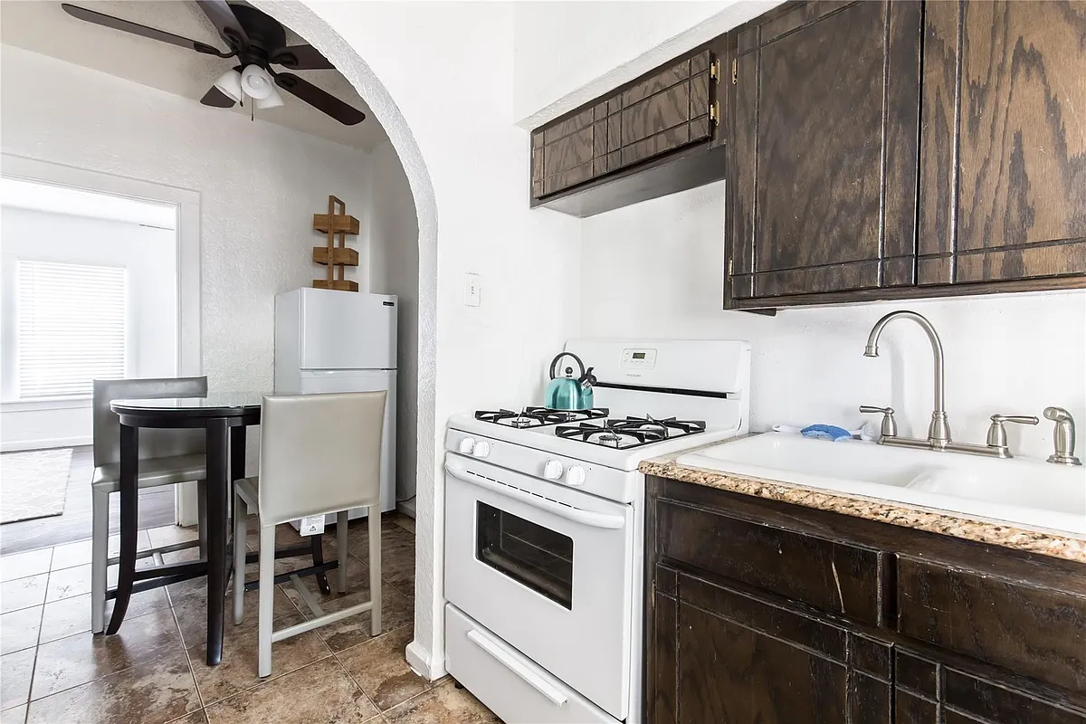 Building Photo - 320 W Canty St #4