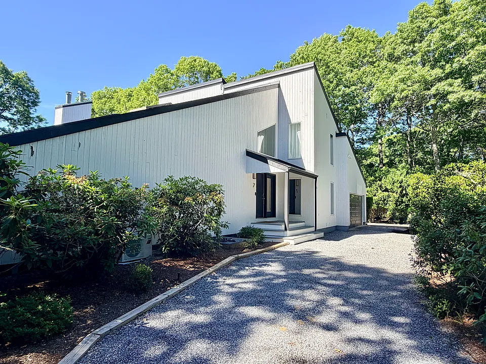 7 Midhampton Ct