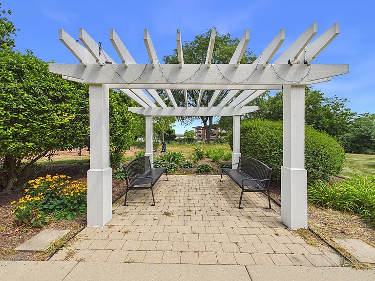 2210 S Goebbert Rd #226 — Photo 42