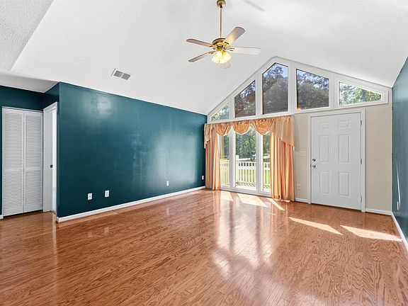 5th image of 1004 Hickory St