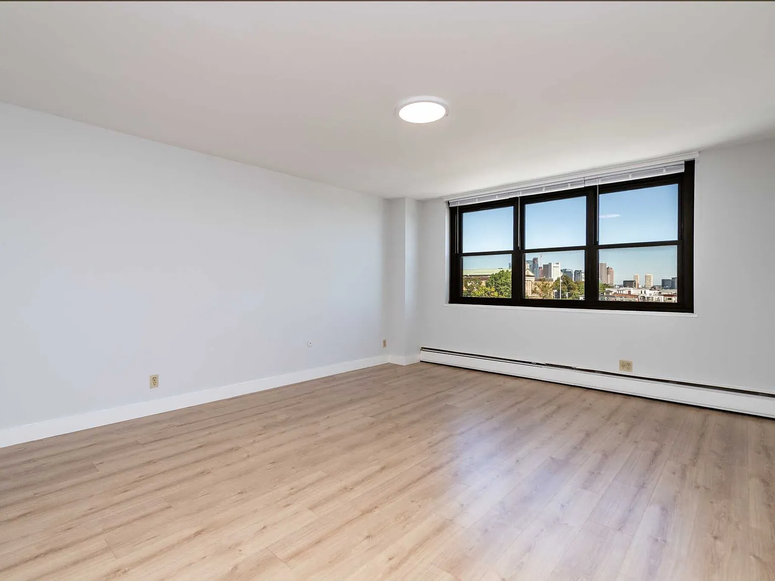 3 bed, 1.5 bath, $4,100 — Photo 4