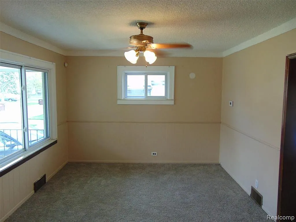 3 bed, 2.0 bath, 1004 sqft, $1,650 — Photo 4