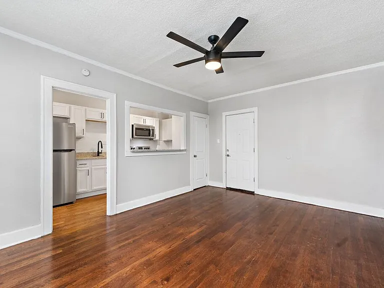 901 E Linwood Blvd — Photo 17