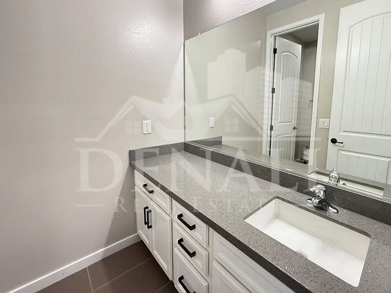 1729 W Myrna Ln — Photo 24