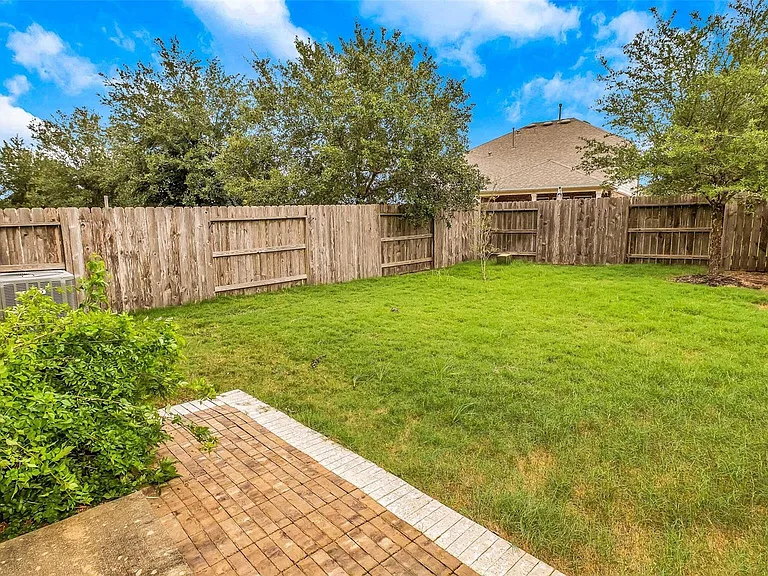 6475 Calgary Woods Ln — Photo 32