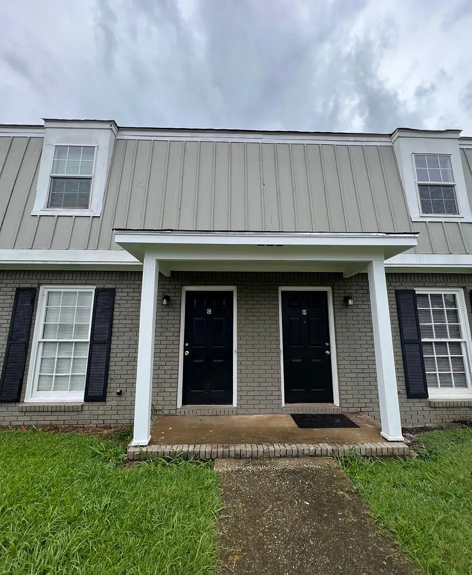 2 bed, 1.5 bath, 1035 sqft, $995 — Photo 1