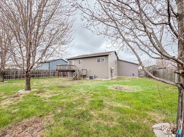 703 Almond Ave, Harrisburg, SD 57032