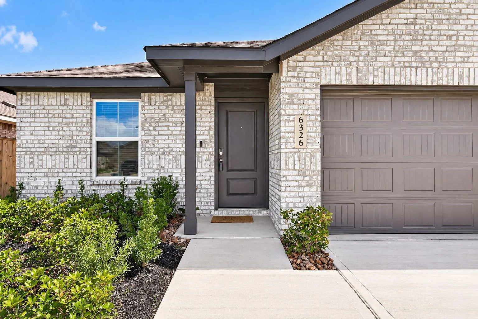 4 bed, 2.0 bath, 1760 sqft, $2,000 — Photo 2