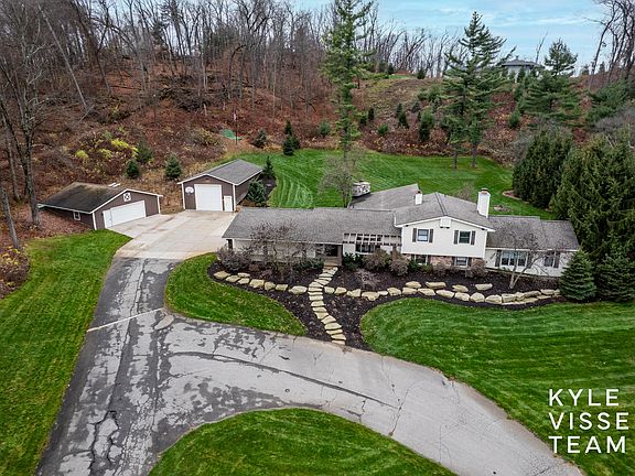 5th image of 589 Grand River Dr NE