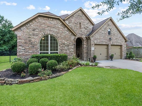 Front yard with beautiful landscaping. The large yard is equipped with a sprinkler system.