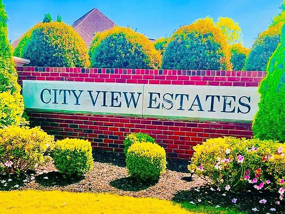 2nd image of 2028 Sarah Ln