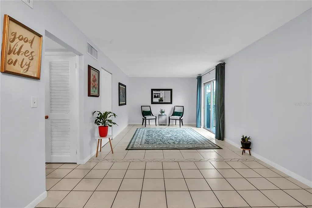 2 bed, 1.5 bath, 813 sqft, $1,375 — Photo 4