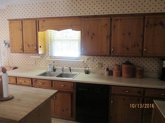 4th image of 3821 Honeysuckle Dr