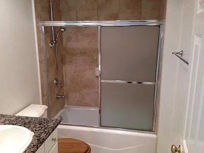Guest/2nd bathroom with bathtub.