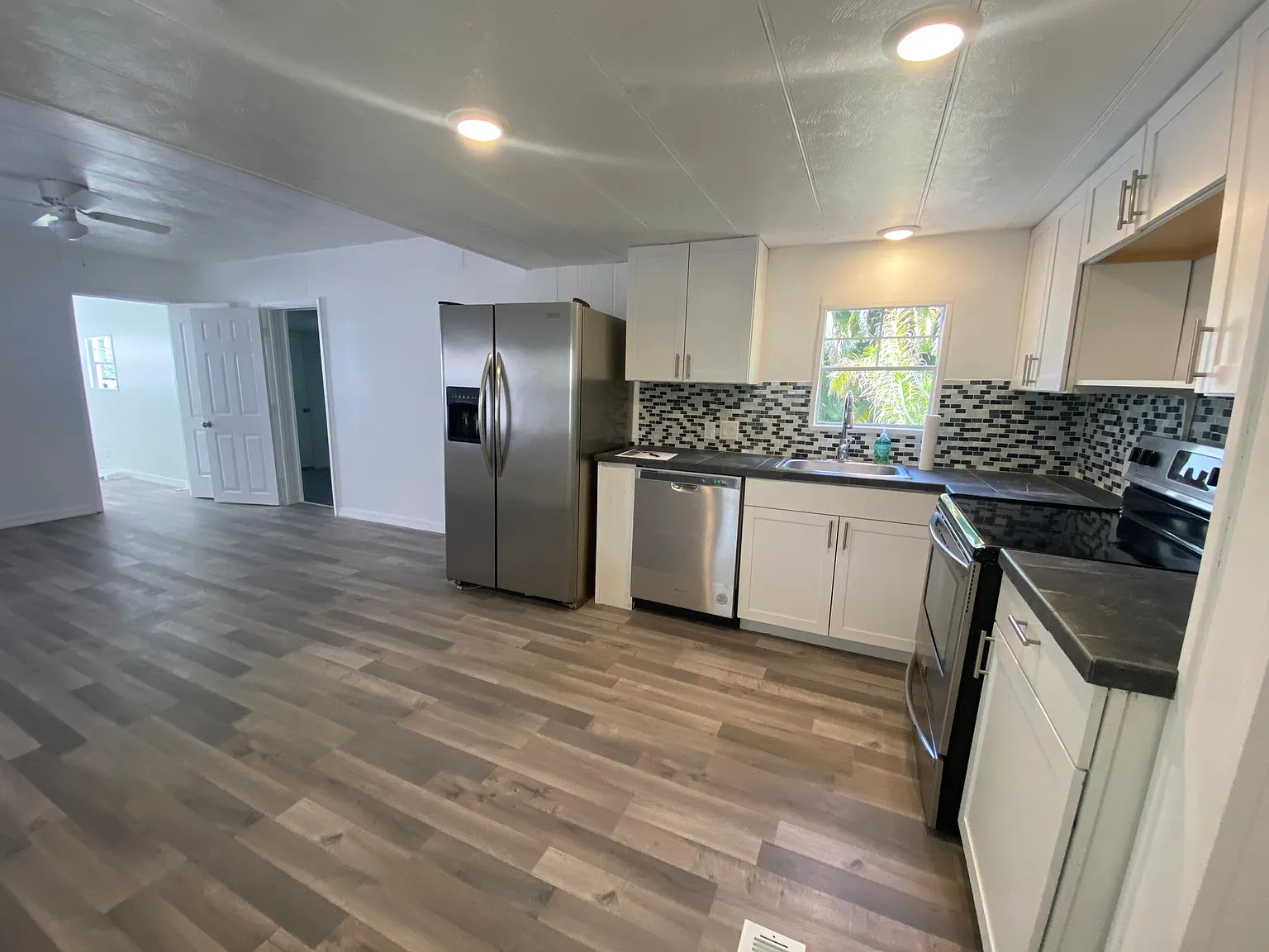 3 bed, 1200 sqft, $2,100 — Photo 2