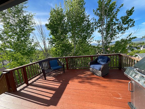 Vista Deck adjoins kitchen