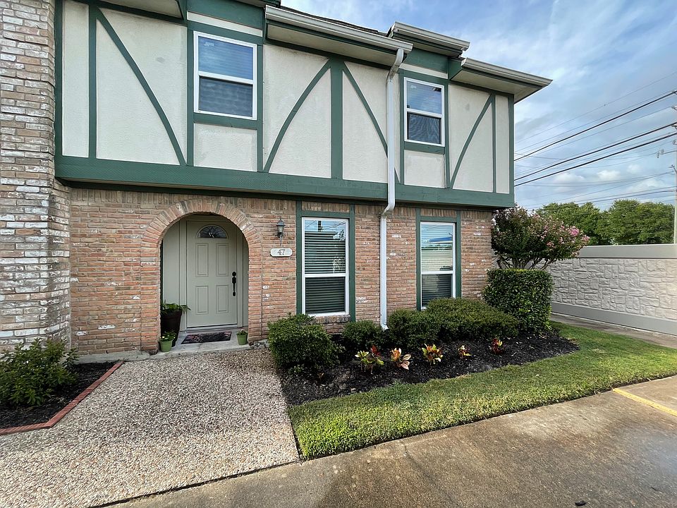 Charming End-Unit Townhouse with Private Entry & Covered Carport in a Gated Community