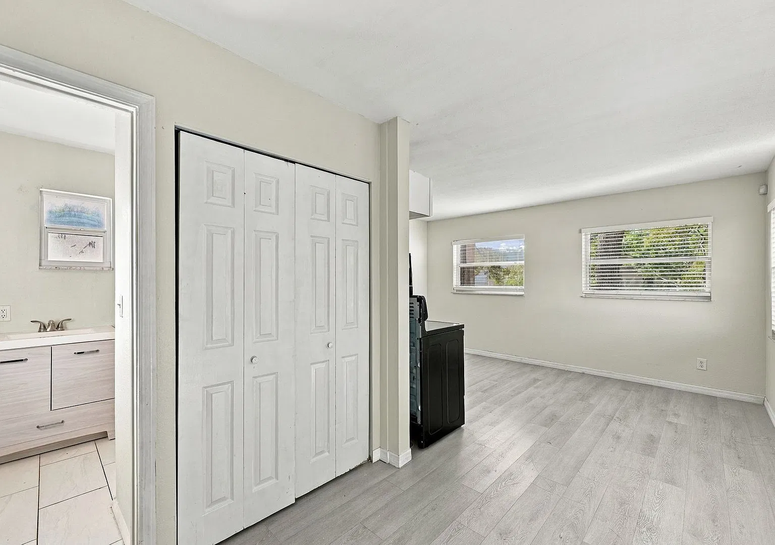 Location, Location, Location! Charming Studio Apartment Available Now! — Photo 4