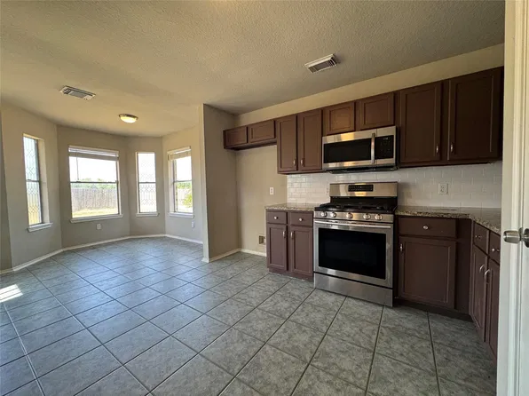 5007 Chase Mountain Dr, Bacliff, TX 77518