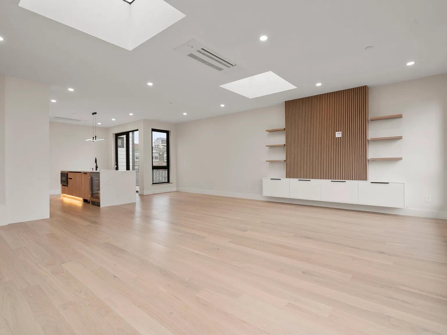 3 bed, 2.0 bath, 1350 sqft, $6,600 — Photo 4