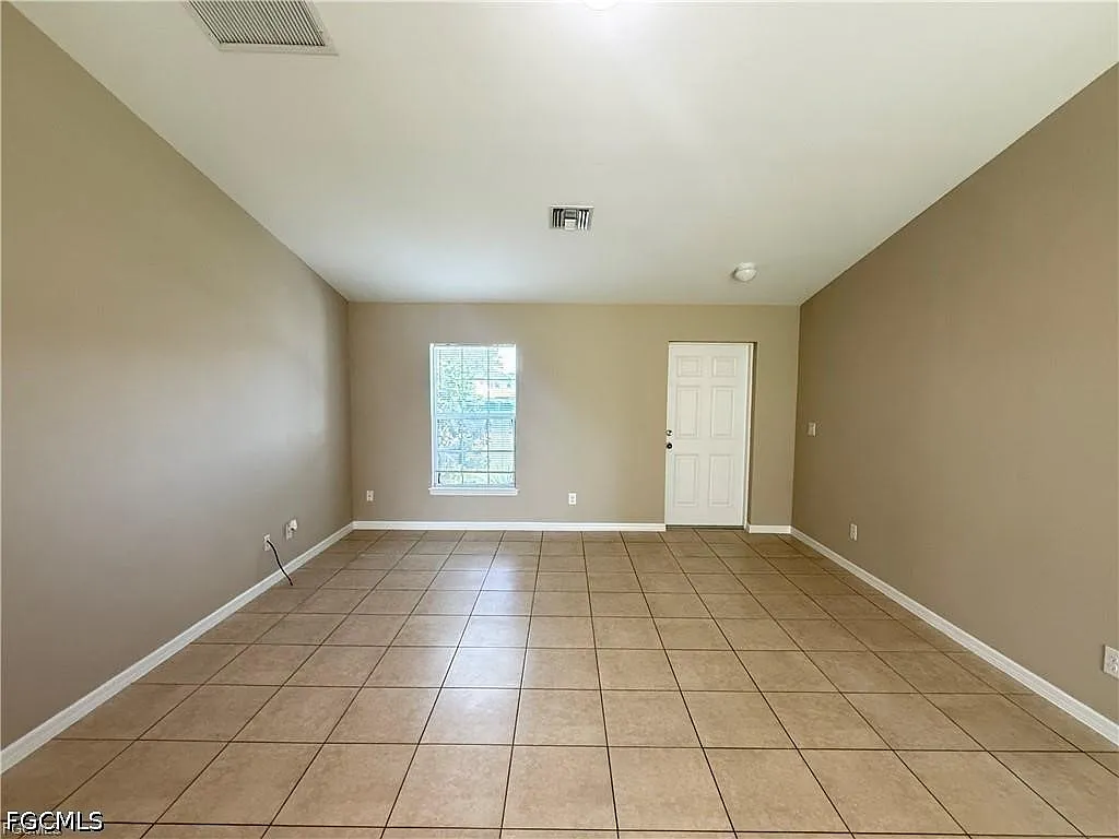 3 bed, 2.0 bath, 1286 sqft, $1,800 — Photo 2