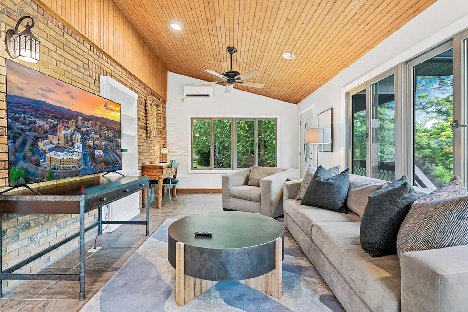 6 bed, 4.0 bath, 4197 sqft, $16,948 — Photo 4