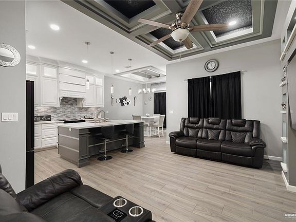 3rd image of 406 Catalina Ave