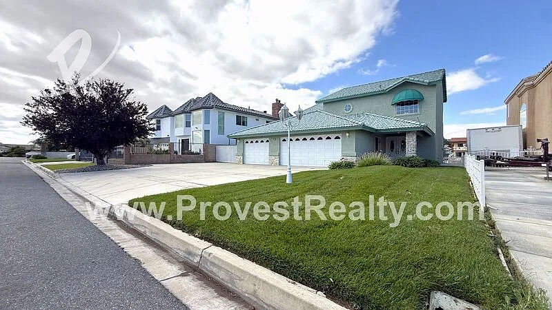 3 bed, 3.0 bath, 2727 sqft, $3,000 — Photo 2