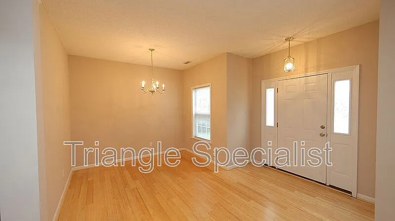 3 bed, 2.5 bath, 1800 sqft, $2,000 — Photo 2