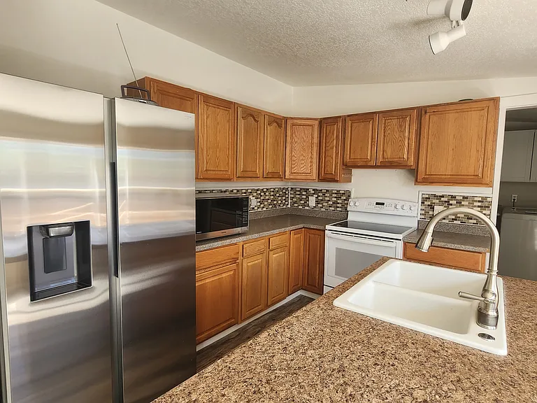 21533 W Laura St — Photo 24