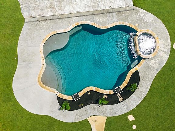 4th image of 19338 Riverwalk Dr