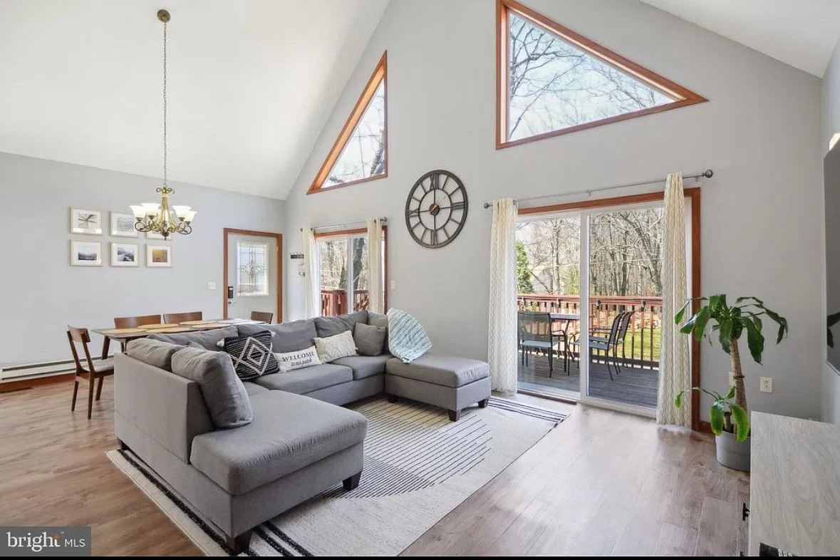 3138 Wintergreen Ln — Photo 2