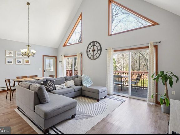 2nd image of 3138 Wintergreen Ln