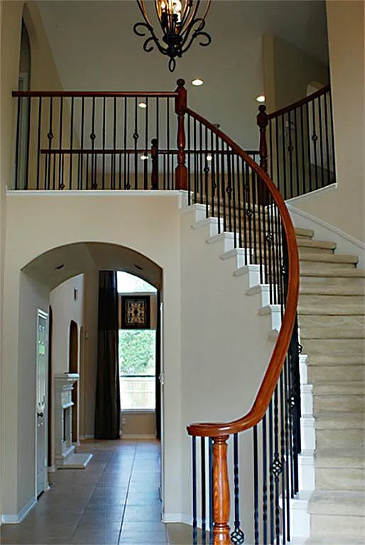 5 bed, 3.5 bath, 3918 sqft, $4,750 — Photo 2