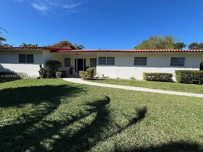 2500 SW 58th Ave — Photo 2
