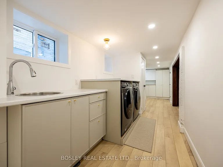 88 Manor Rd E — Photo 37