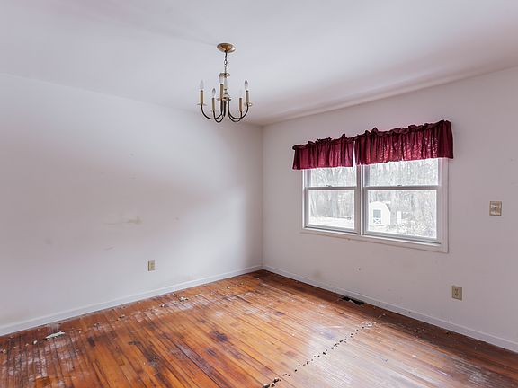 5th image of 76 Pine Dr