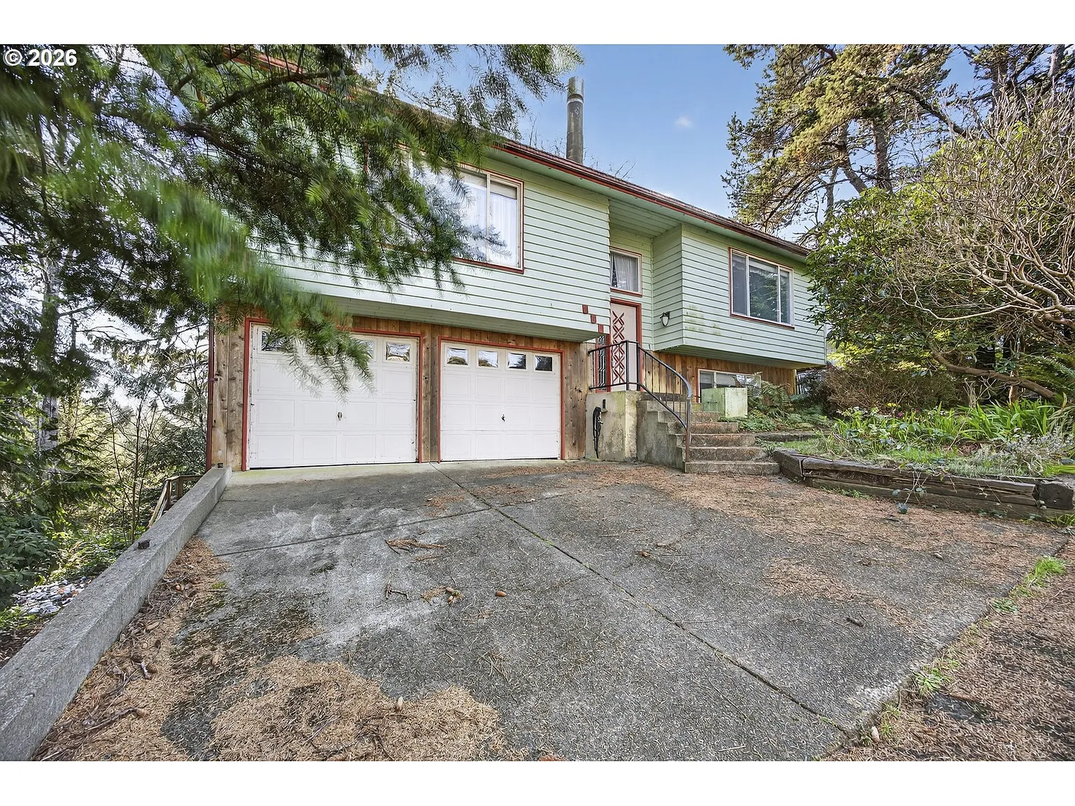 165 SE Rose St photo 1