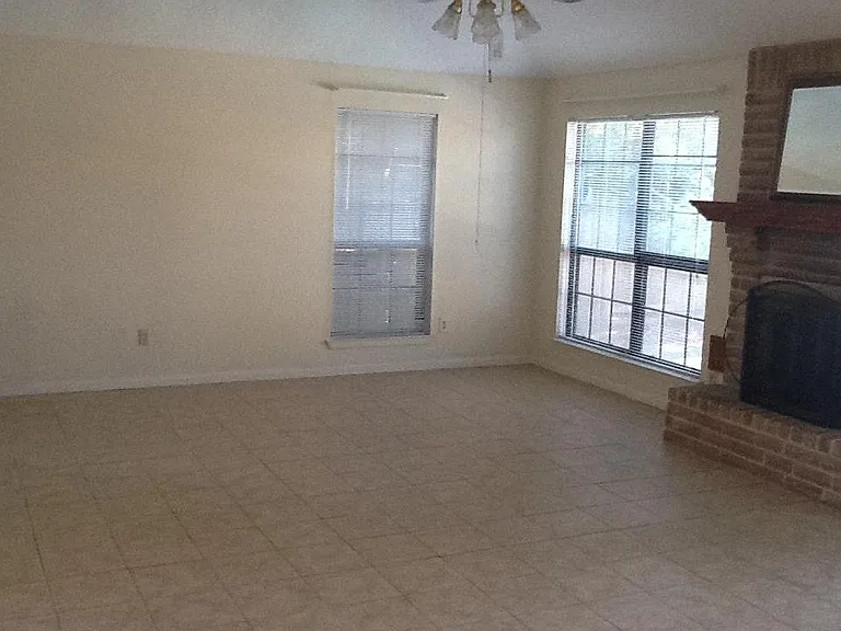 3226 Windmoor Dr — Photo 4