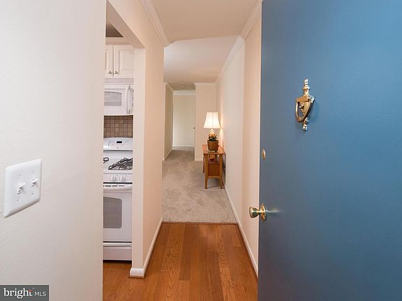 2nd image of 3915 Lyndhurst Dr APT 301