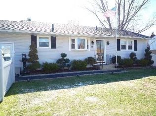 8 Langdon St, Islip, NY 11751