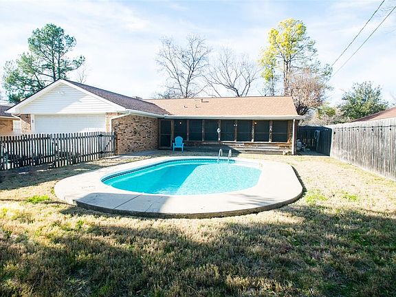 2nd image of 1420 E Windsor Dr