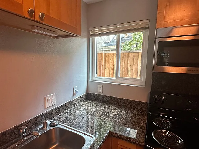 250 Palo Alto Ave — Photo 32